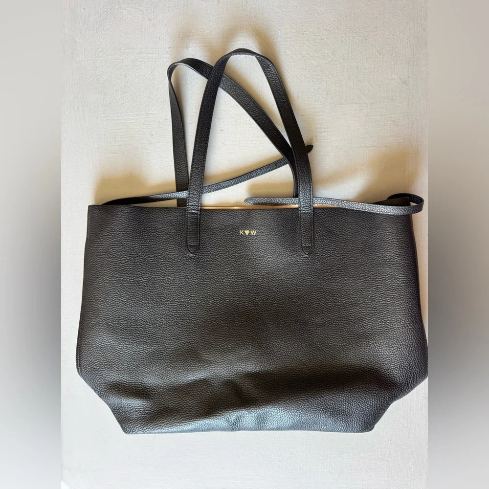 Cuyana Classic Structured Leather Tote in Black Pebbled Leather